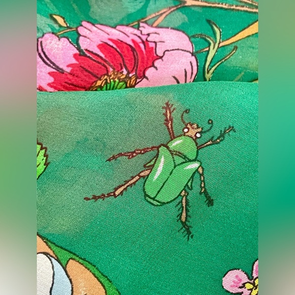 Iconic Gucci vintage Flora extra large silk scarf! - Picture 9 of 11